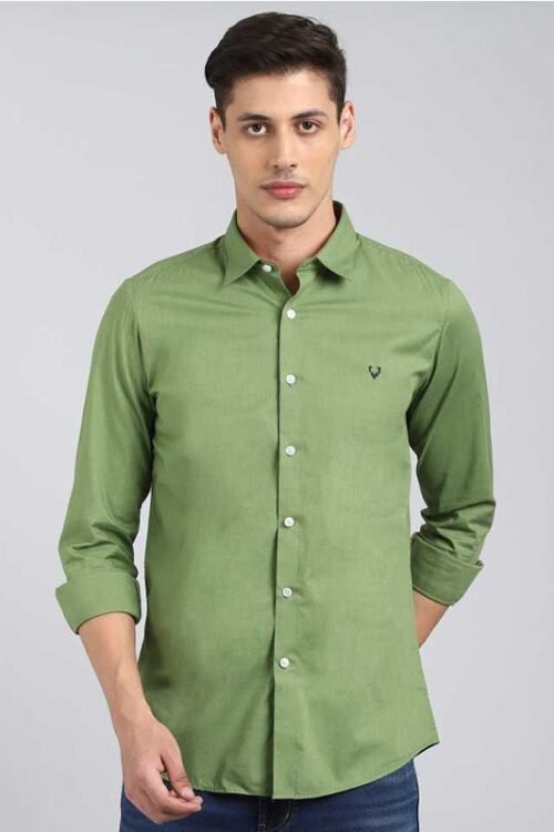 Men Slim Fit Solid Cut Away Collar Casual Shirt